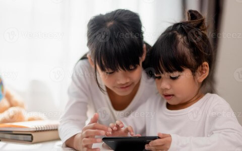 Chicos utilizando un Telefono Móvil chicos-utilizando-un-telefono-movil